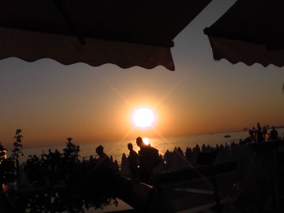 Sonnenuntergang von der Terrasse aus Side Bay Hotel