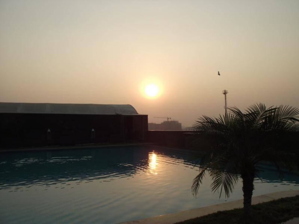 Sonnenuntergang am Pool Radisson Blu Hotel New Delhi Dwarka