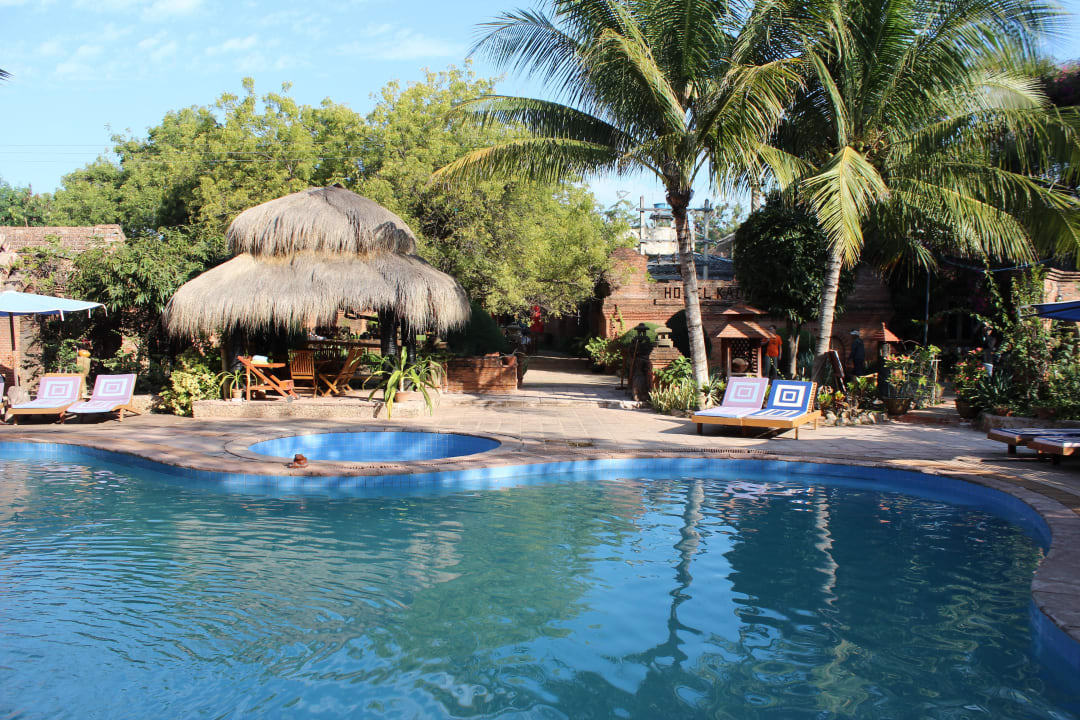 Территория отеля и бассейн Hotel Kaday Aung