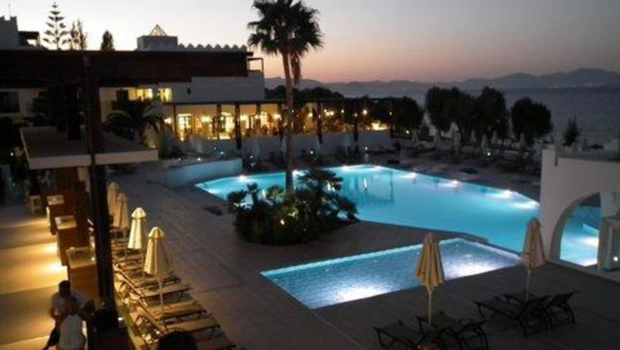 Basen wieczorem. TUI BLUE Oceanis Beach and Spa Resort