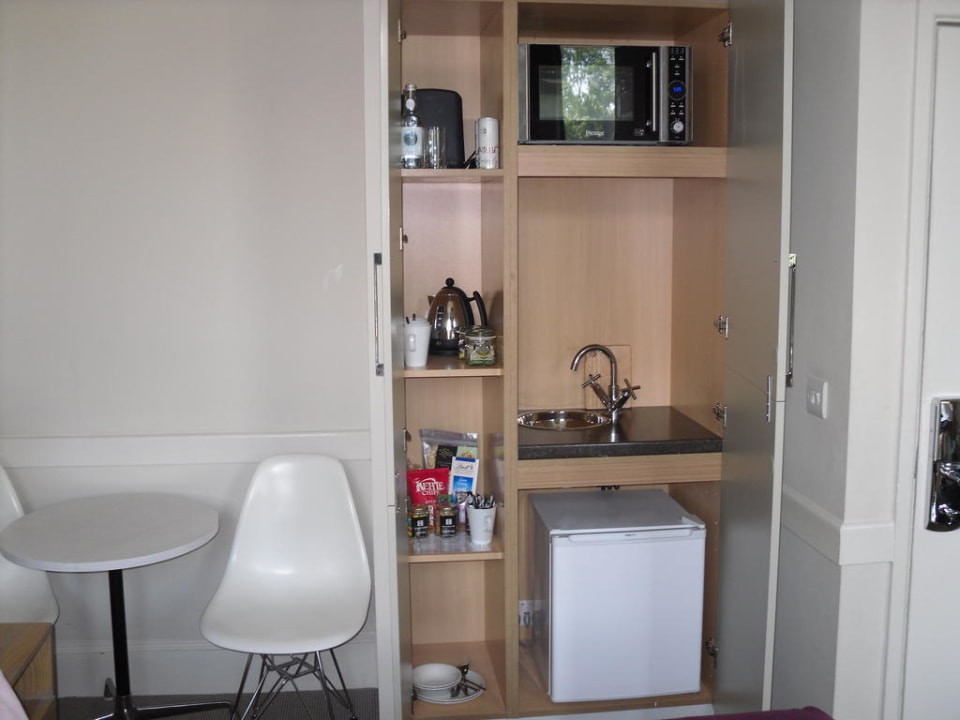 Multifunktionsschrank im Zimmer Hotel The Halcyon