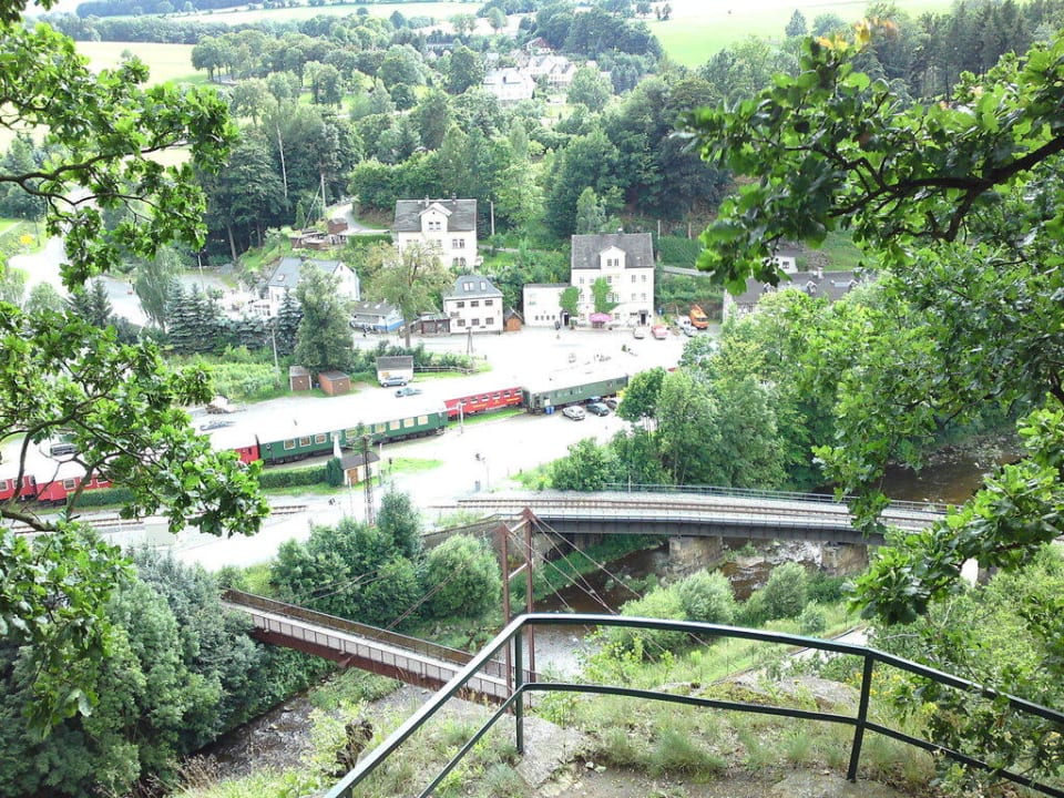 Blick vom Berg auf Zughotel Wolkensteiner Zughotel