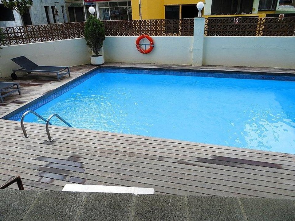 Blick von der überdachten Terrasse zum Pool The 15 th Boutique Hotel