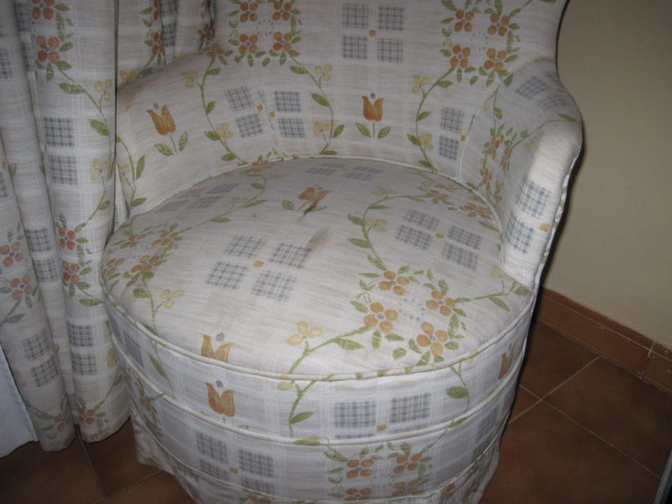 Sessel Sofa mit braunem Fleck (Blut?) Bei Juan Playa Blanca