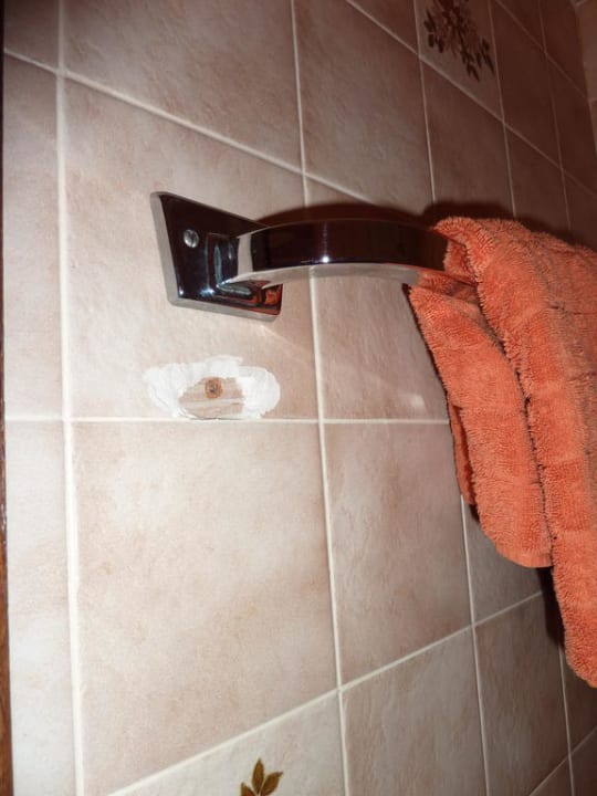 Angeschlagene Fliese im Bad Hotel Zur Kripp