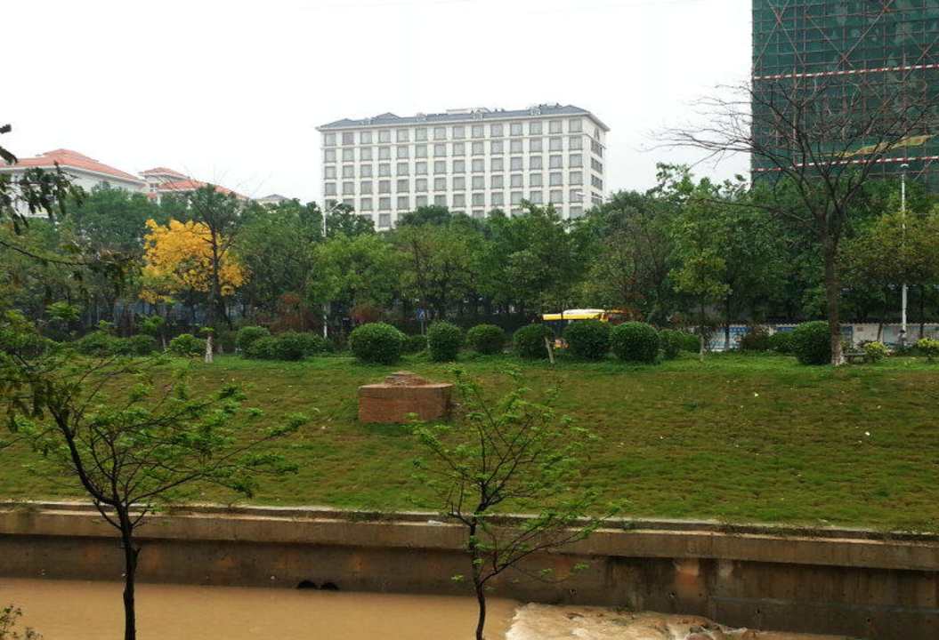 Grünanlage in der Nähe Weldon Hotel