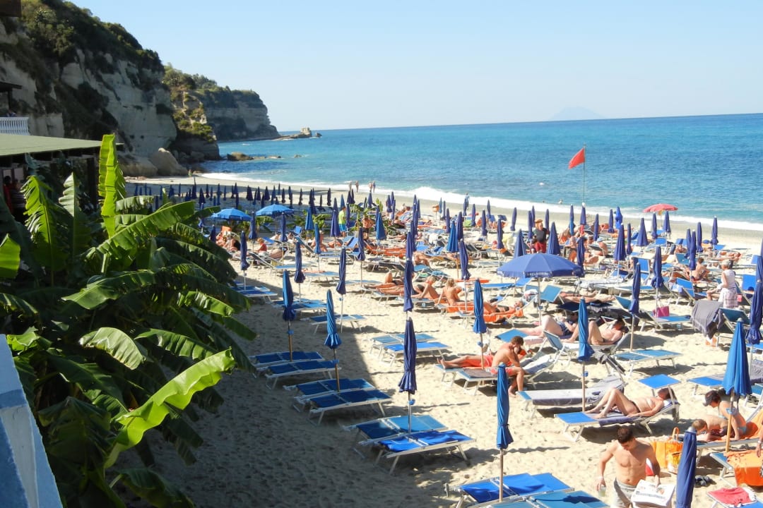 Blick zum Strand von der Pizzeria aus Aldiana Club Rocca Nettuno Calabria