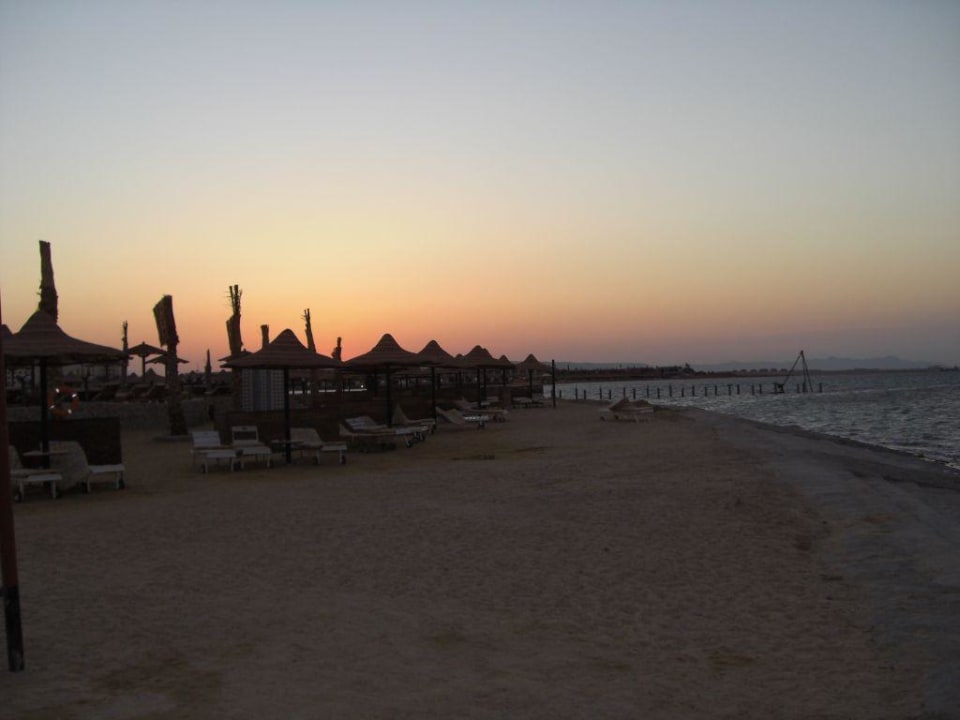 Der Hotelstrand bei Sonnenuntergang Le Jardin Aqua Park Resort