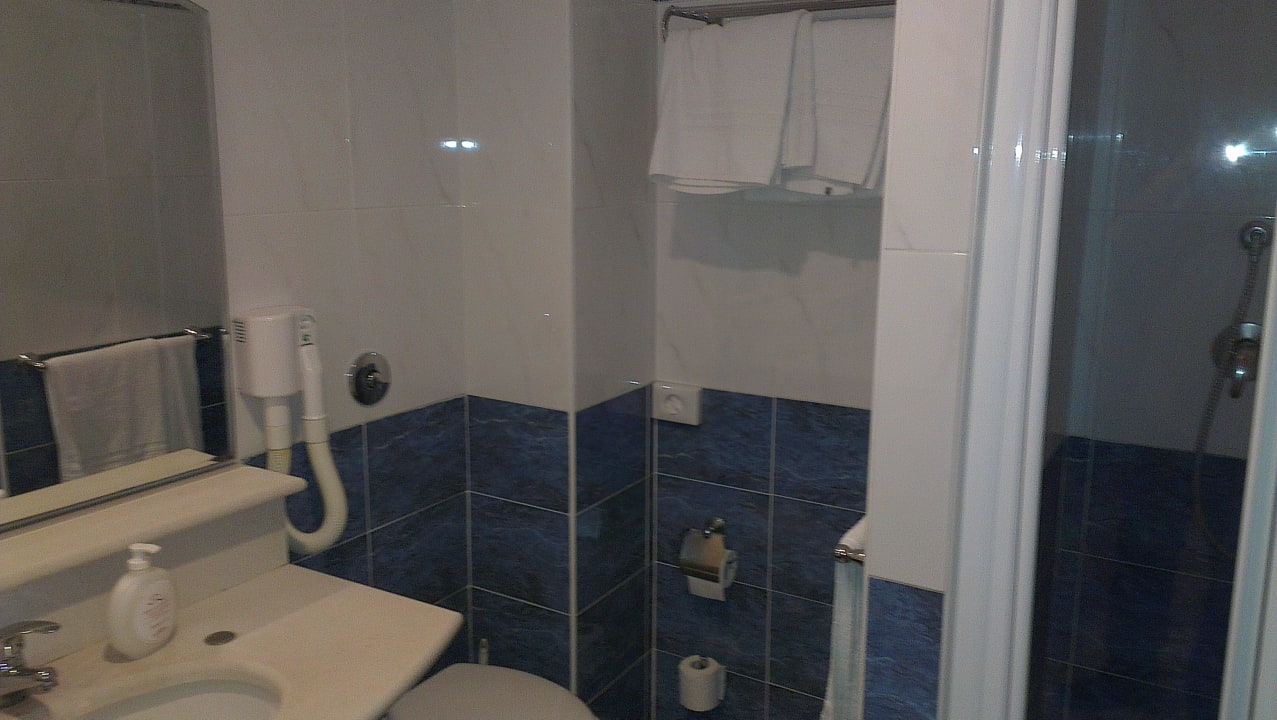 Auch das Bad ist schön und groß.... Aldiana Club Rocca Nettuno Calabria