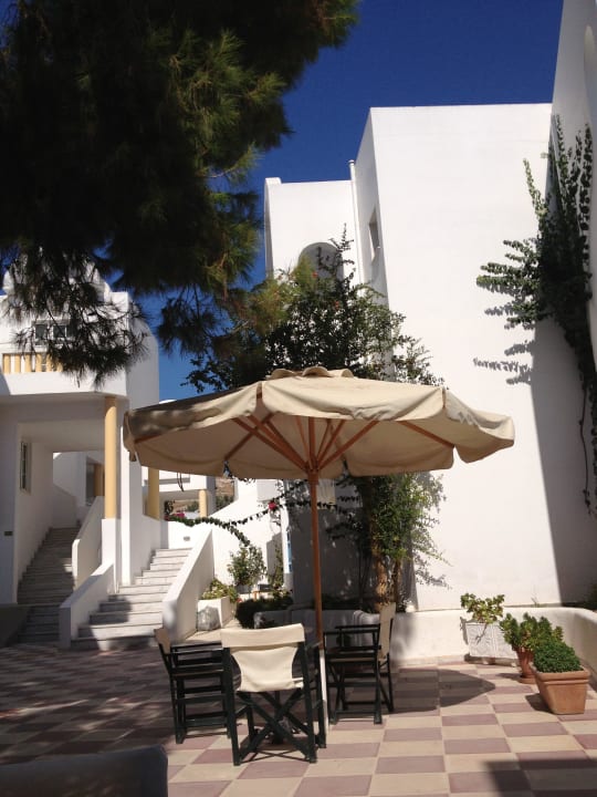 Innenhof des Hotels Hotel Kamari Beach