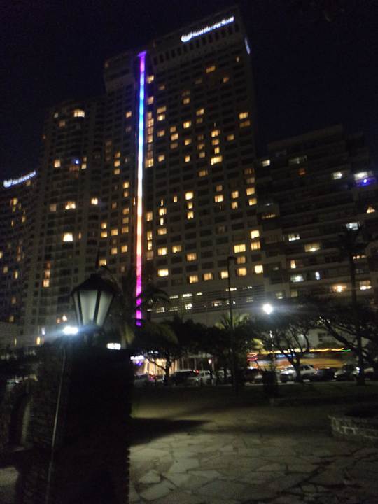 Nachts mit interessanten Lichtspielen  Hotel Southern Sun Maharani