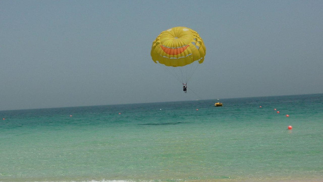 Parasailing Hilton Dubai Jumeirah