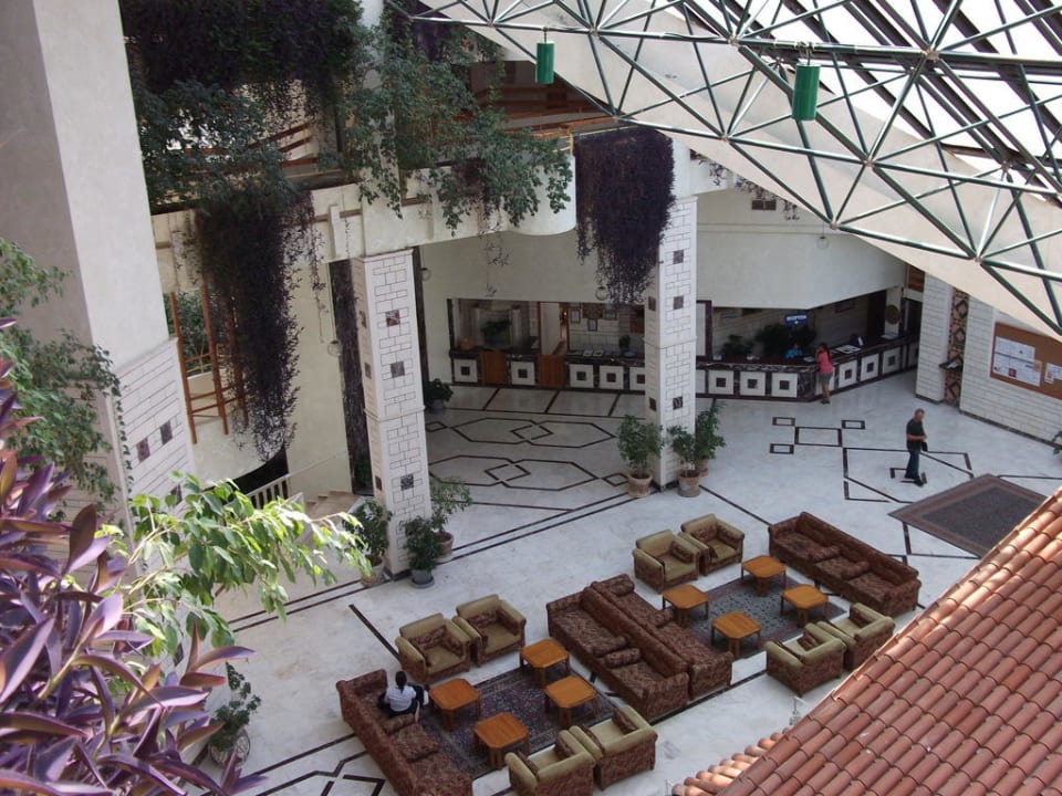 Blick vom 4. Stock in die Lobby Hotel Defne Garden