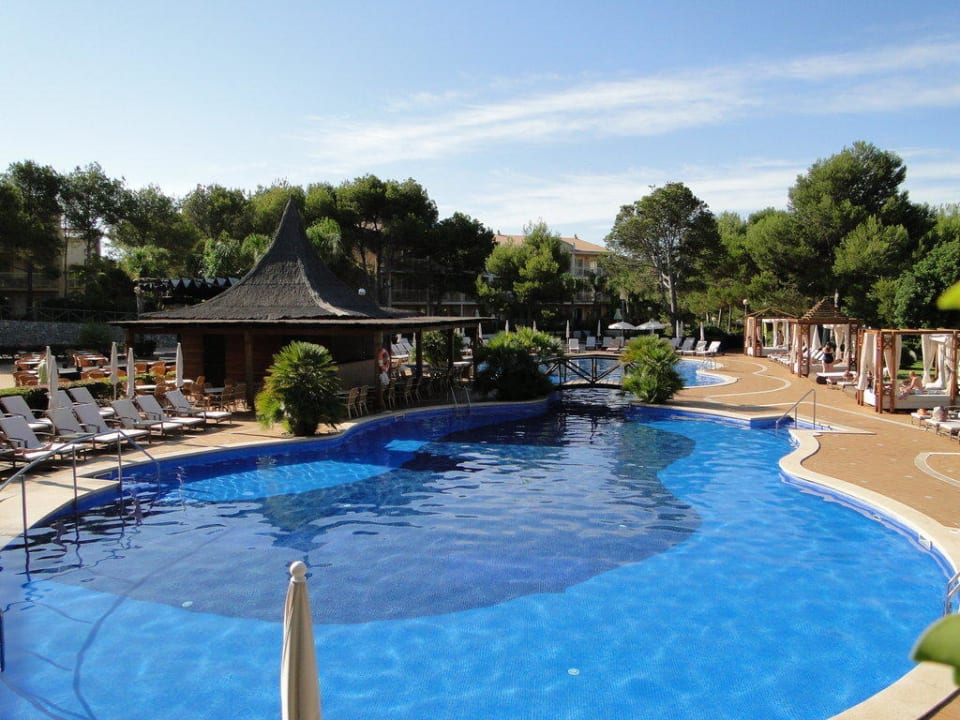 Blick von Hauptgebäude Richtung Pool VIVA Cala Mesquida Suites & Spa 16+