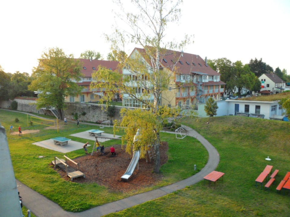 Rückseite mit Spiel- Grill und Volleyballplatz JUFA Hotel Nördlingen