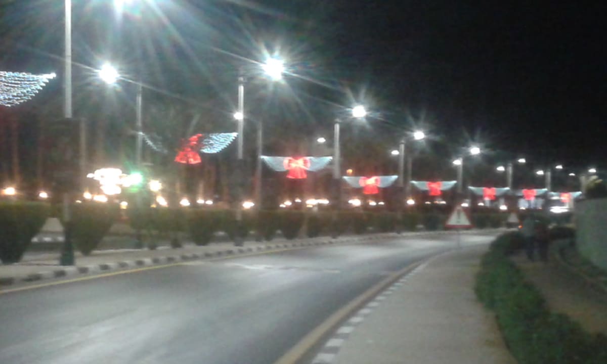 Straßendeko Weihnachten 2017 Parrotel Beach Resort