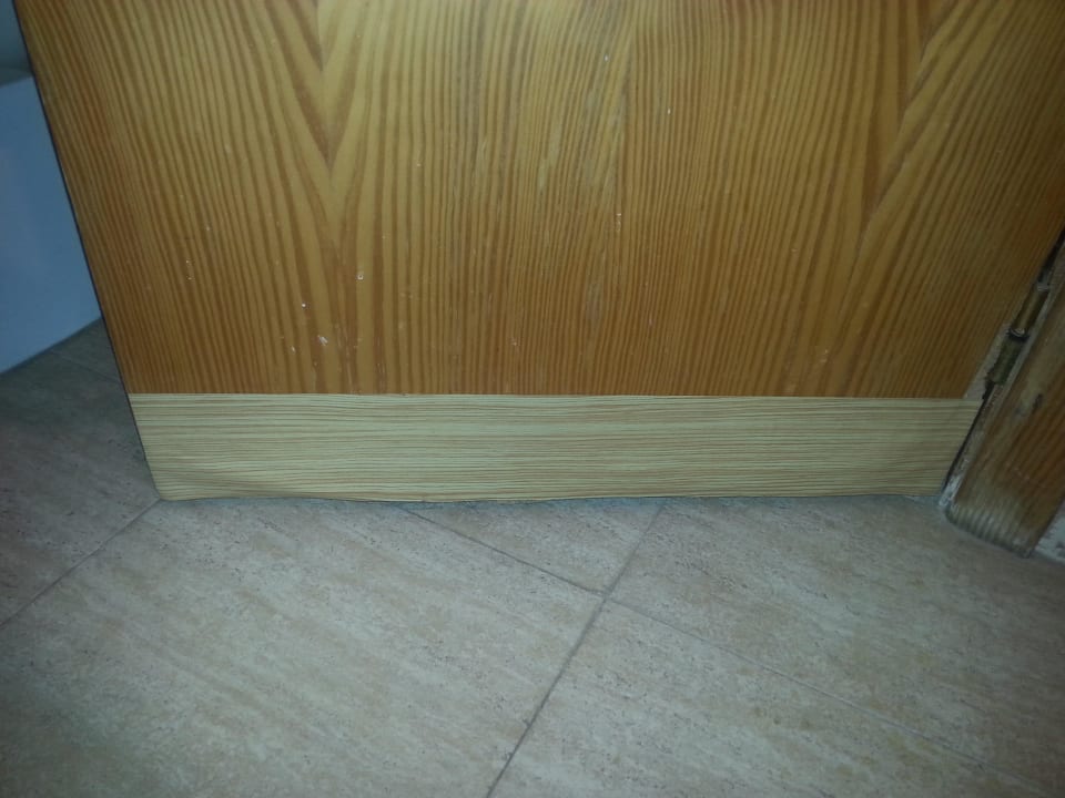 Tür kaputt und einseitig provisorisch geflickt FLOR los Almendros Apartamentos