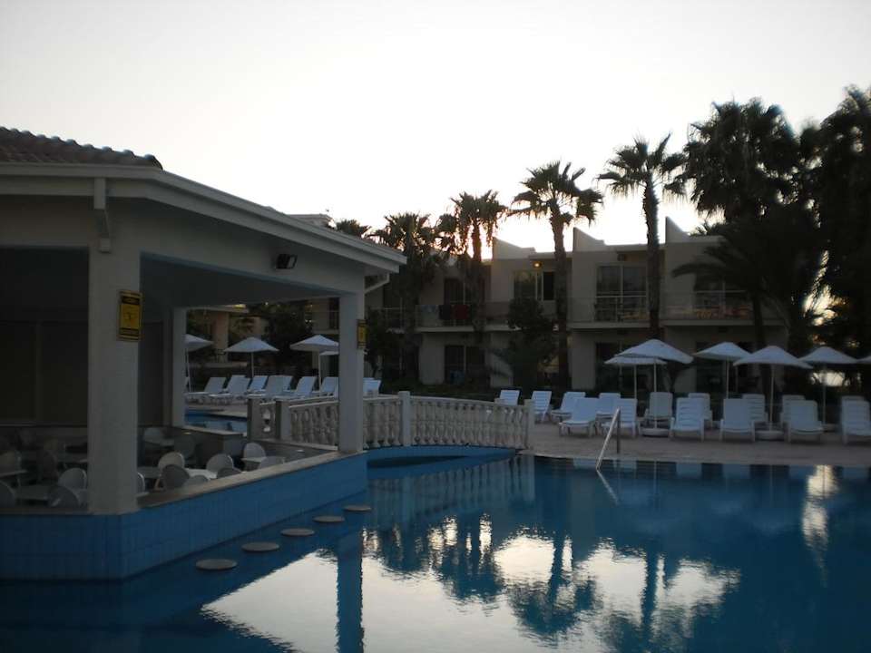 Pool in der Mitte der Bungalows Oscar Resort Hotel