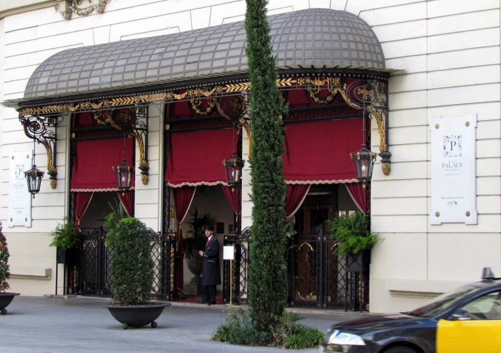 Entrance Hotel El Palace