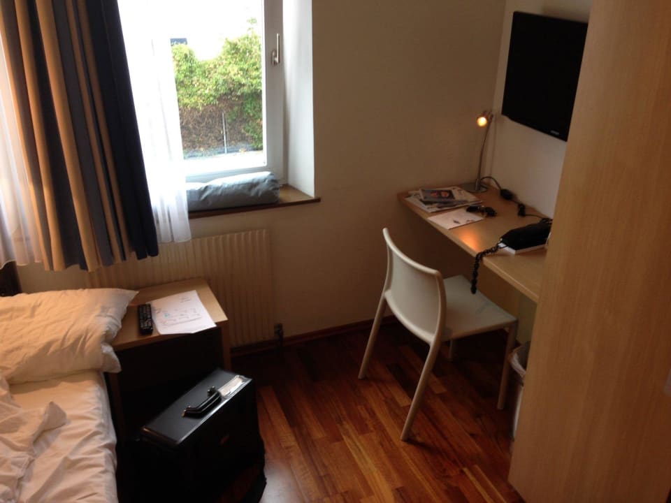 Kopfseite vom Bett direkt am Fenster Binders Budget City-Mountain Hotel