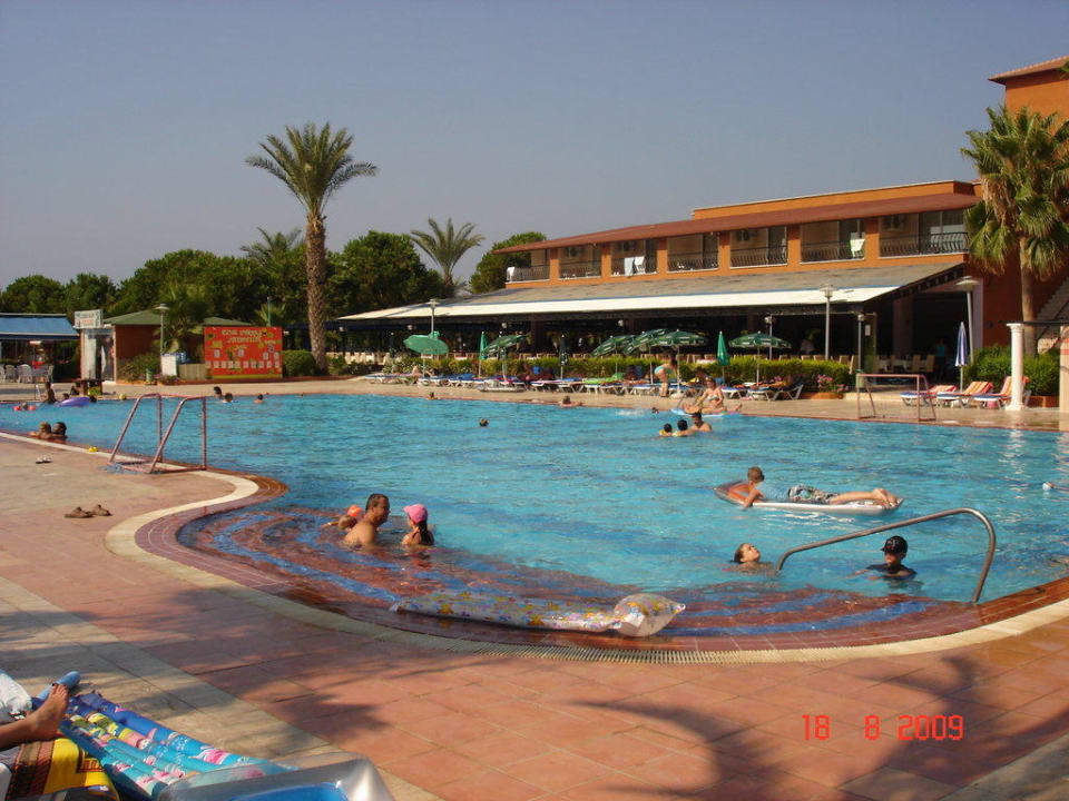 Großer Pool Club Turtas Beach Hotel