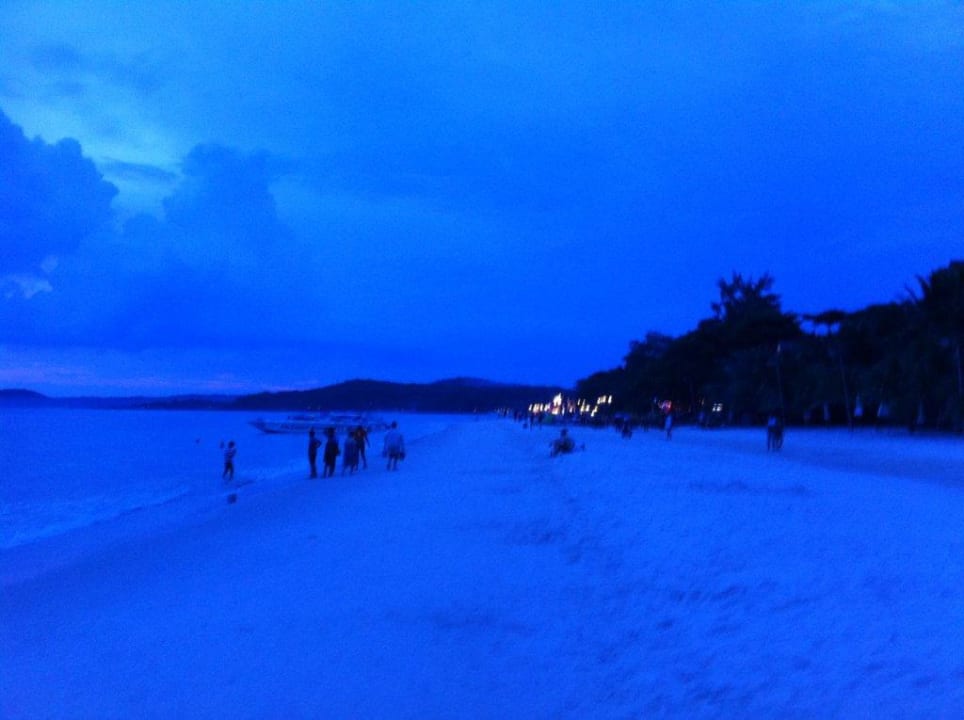 Abendstimmung entlang des weissen Strandes  Sai Kaew Beach Resort