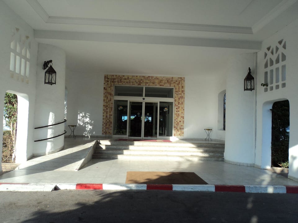 Eingang des Hotels Hotel El Mouradi Skanes Beach
