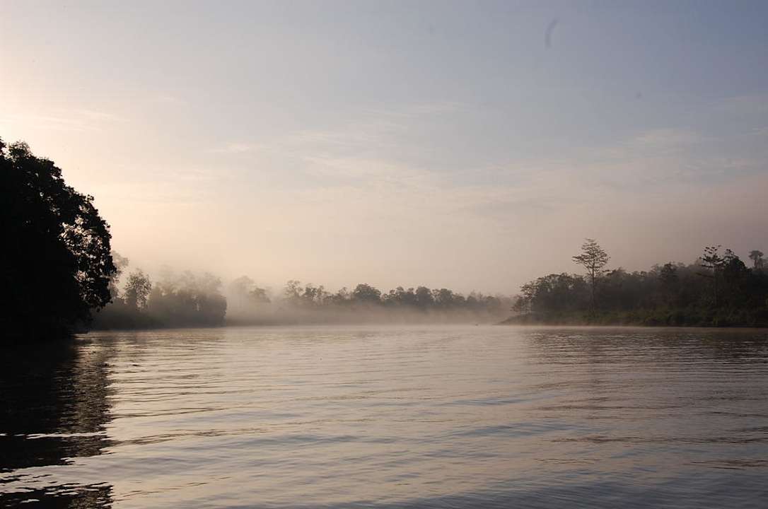 Sonnenaufgang am Fluss Hotel Sukau Rainforest Lodge