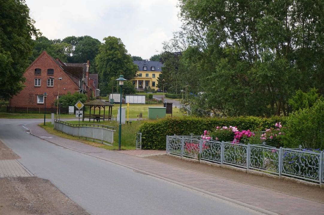 Strasse der Freundschaft Blick auf Hotel Hotel Gut Harkensee