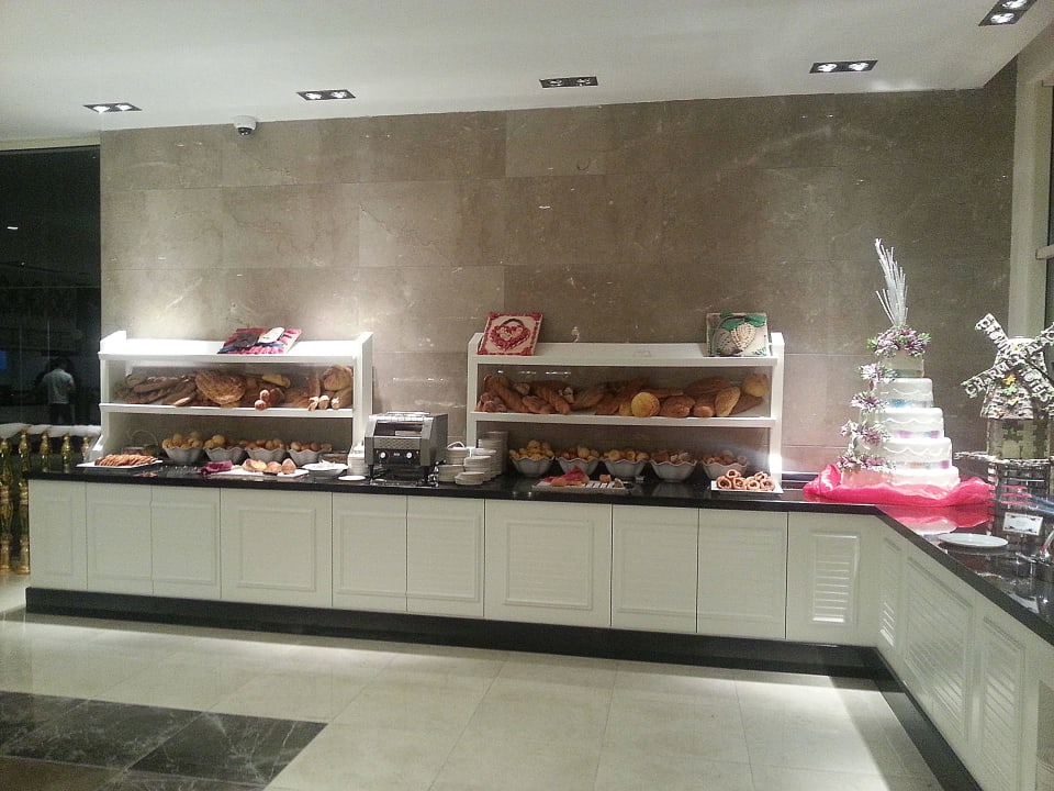 Buffet  Well Palace Side