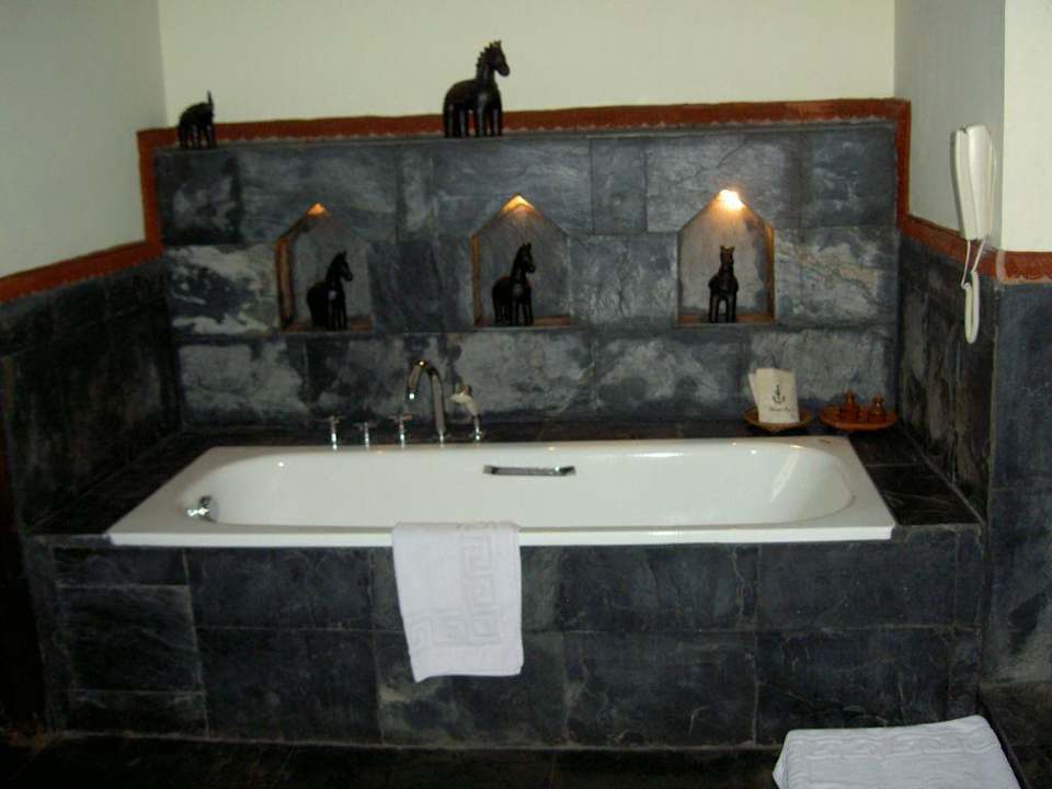 Bad im Zimmer 61 Dwarikas Hotel