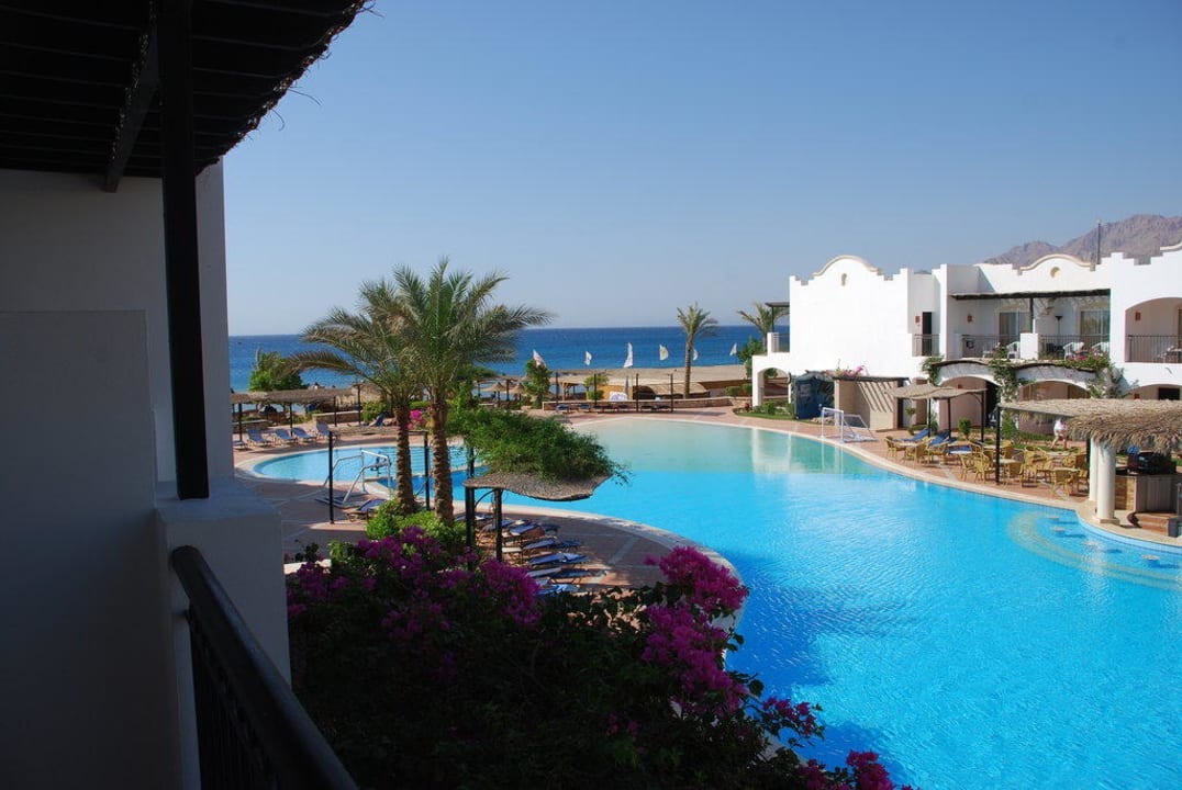 Blick vom Zimmer über den Pool zum Meer JAZ Dahabeya