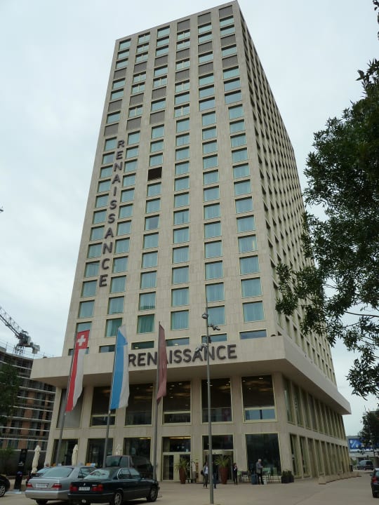 Hotelansicht vor Eingang Renaissance Zurich Tower Hotel