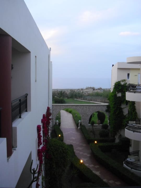 Durchgang zum Strand Vantaris Palace