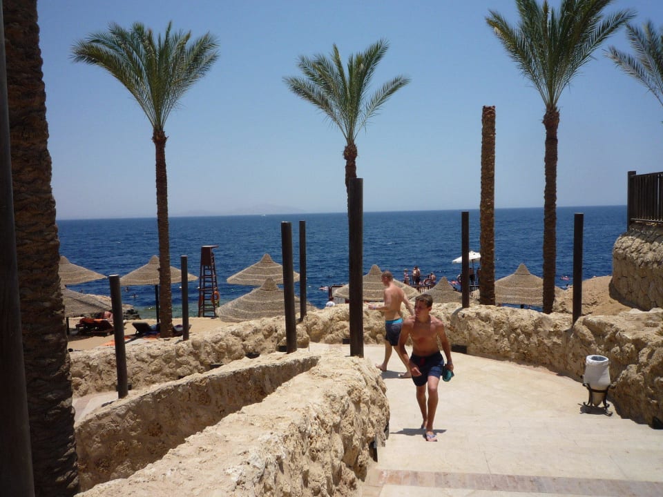 Gang zum Strand, Sand & Klippen The Grand Hotel Sharm El Sheikh