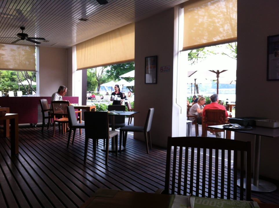 Terrasse mit toller Aussicht ibis Hotel Bangkok Riverside