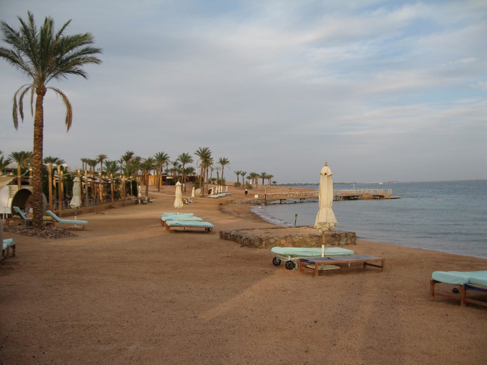 Schöner Strand mit Liegen und Strandkörben Retac Qunay Dahab Resort and Spa