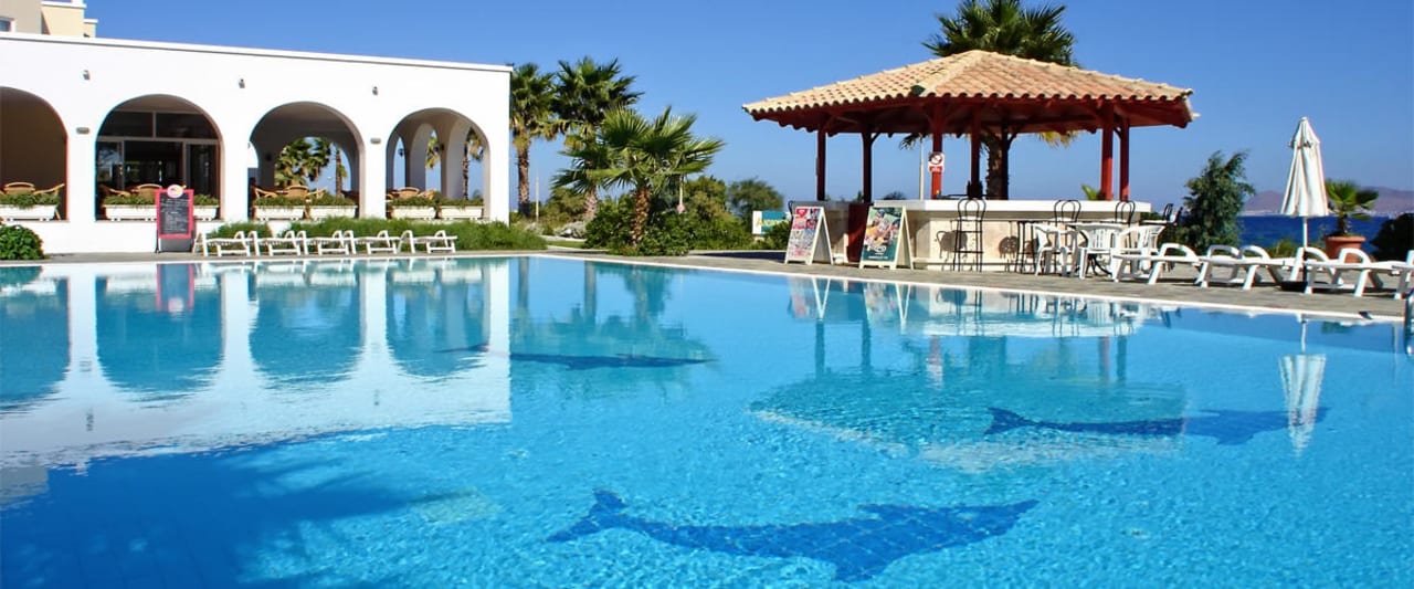 Blick im Poolbereich Andromeda Apartments Hotel