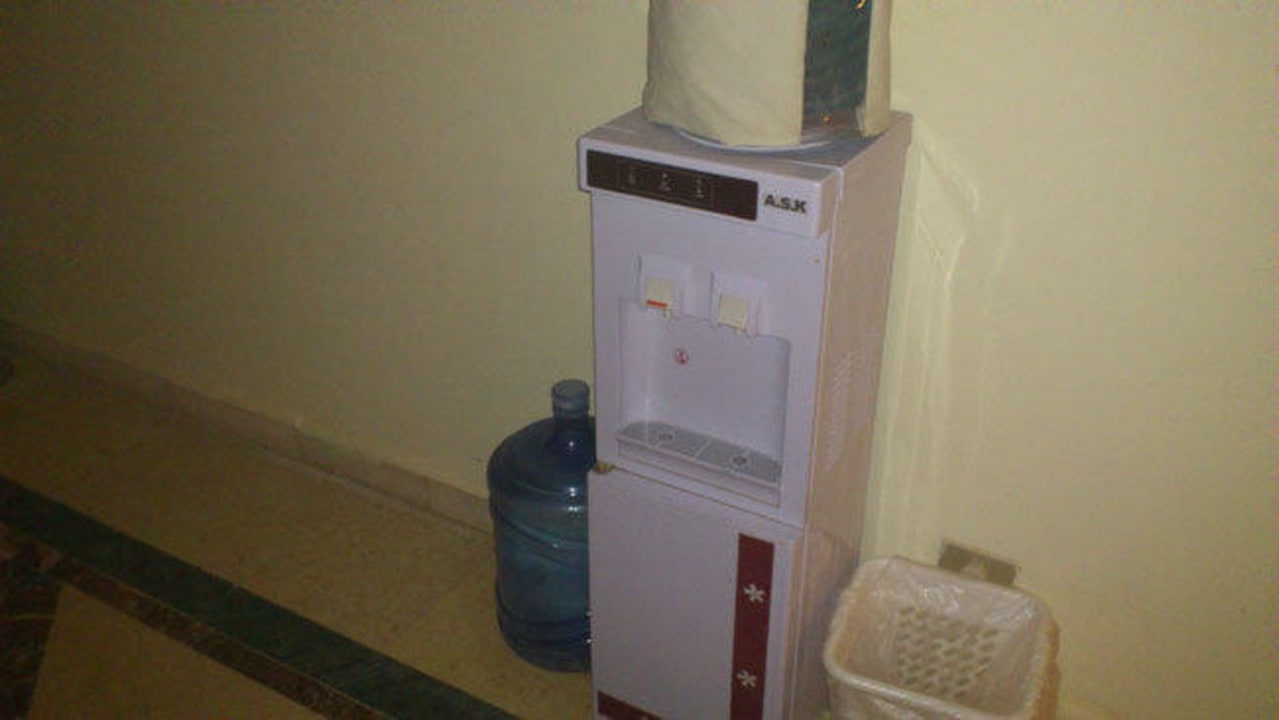 Ekeliger Wasserspender im Flur vom Palacio Sunny Days Palma De Mirette Resort & Spa