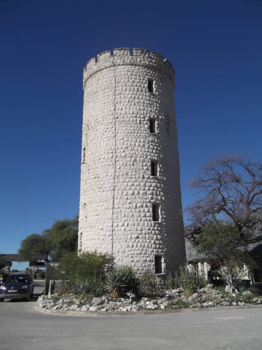 Das ist er: Der Turm Okaukuejo Camp