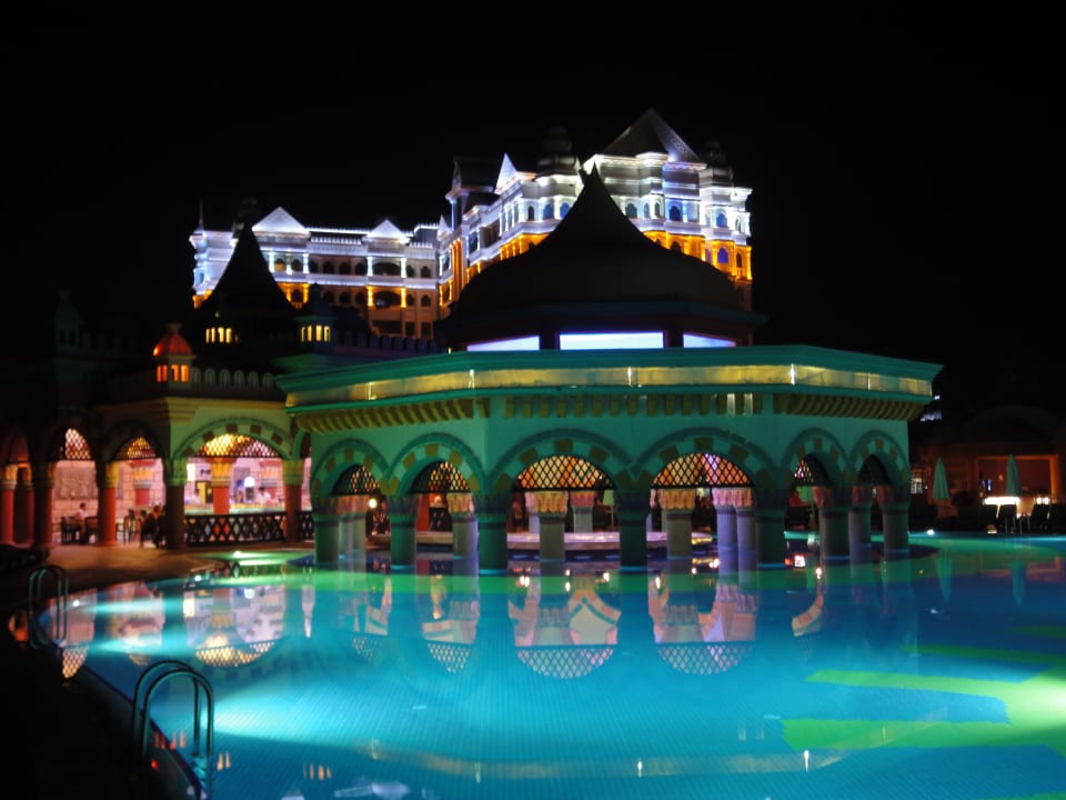 Poolbar in der Nacht Kamelya Aishen Club