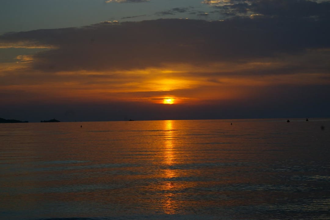 Sonnenaufgang am Strand HSM Lago Park