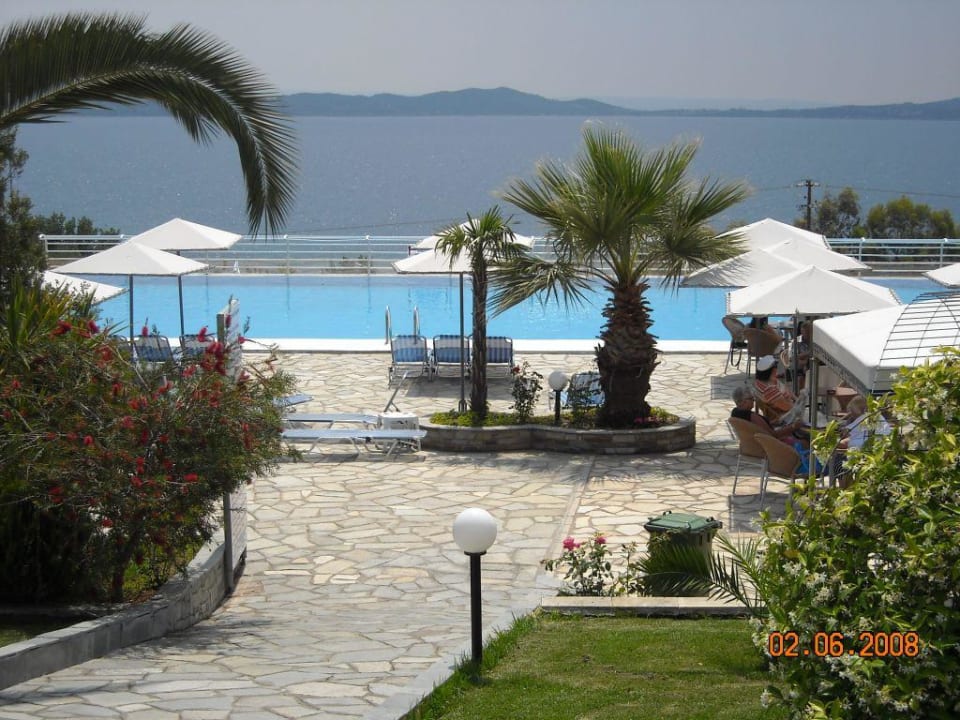 Gartenanlage und Pool Akrathos Beach Hotel