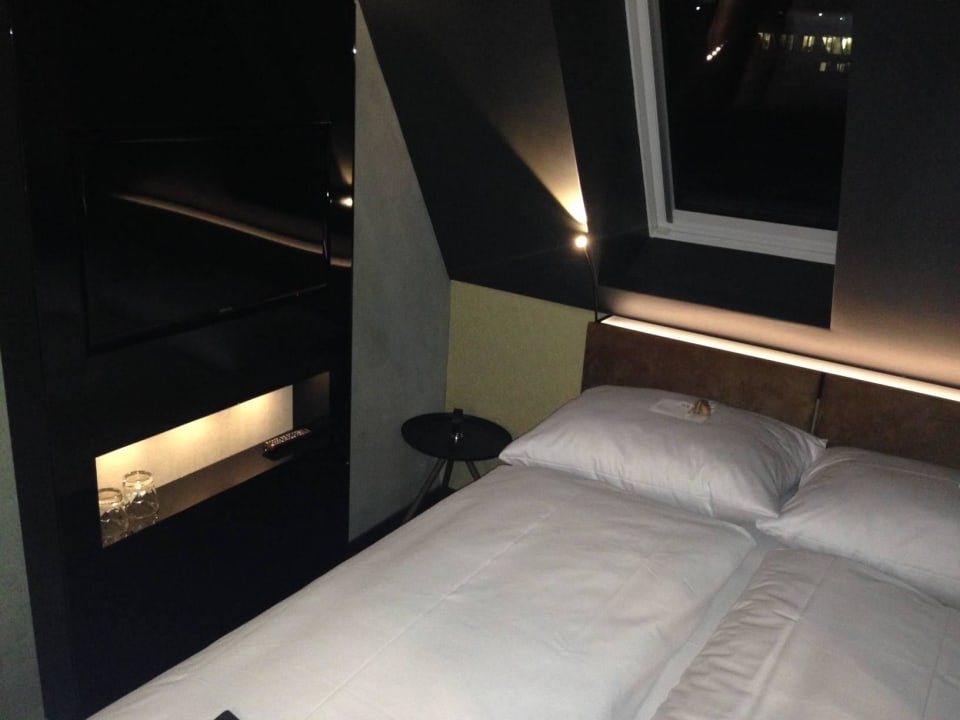 Doppelbett und TV im Appartement Hotel ZOE by AMANO