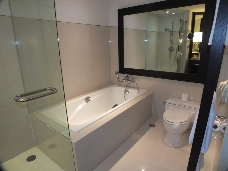 Bad mit begehbarer Dusche und Wanne Millennium Hilton Bangkok