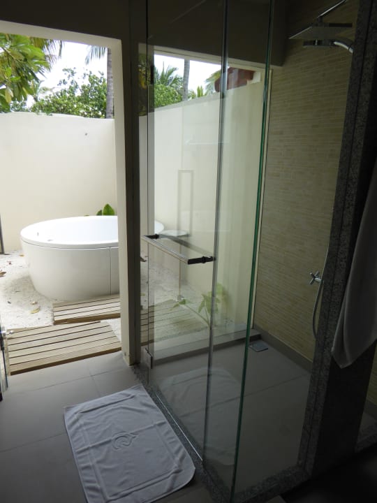 Dusche mit Außen Jacuzzi Deluxe Beach Front Villa Centara Ras Fushi Resort & Spa Maldives