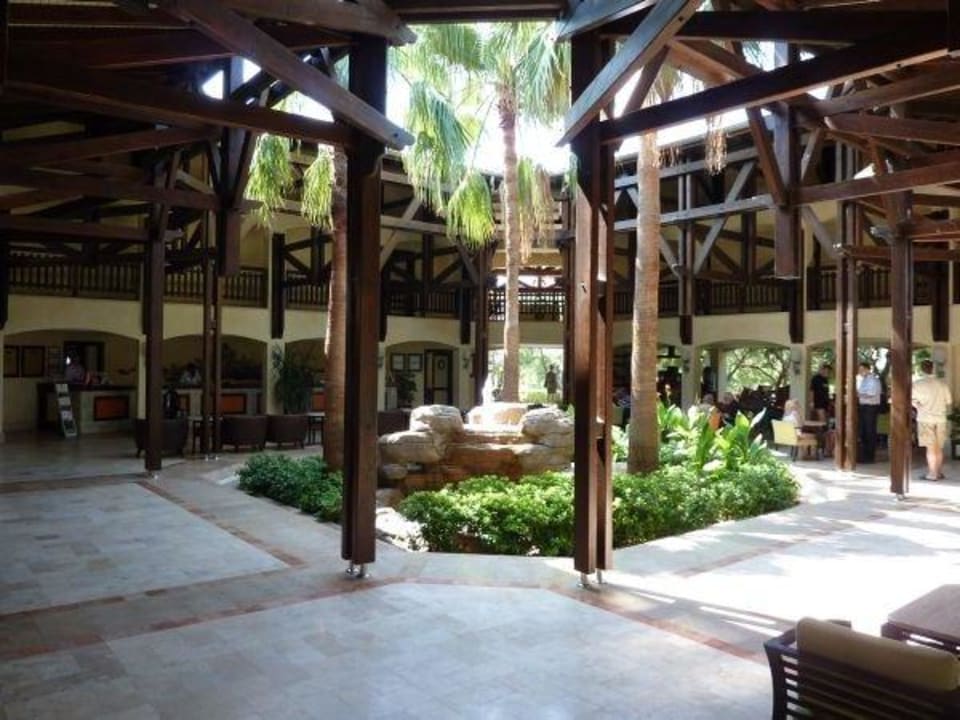 Eingang mit Brunnen und Palmen Melas Holiday Village