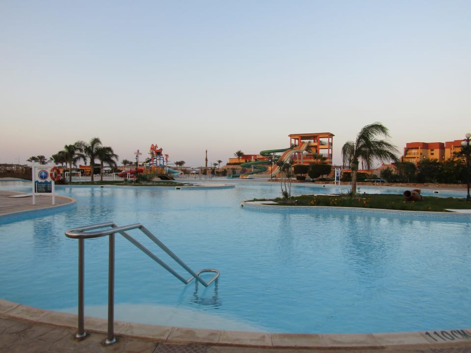 Poollandschaft Malikia Resort Abu Dabbab