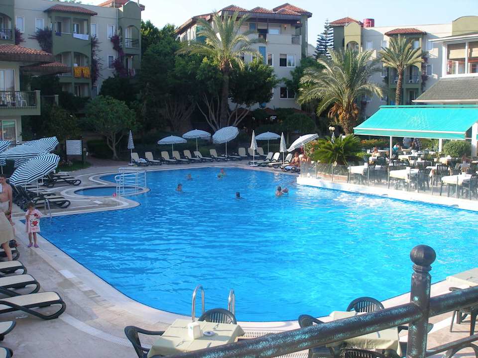 Pool vor dem Restaurant Hotel Gardenia Beach
