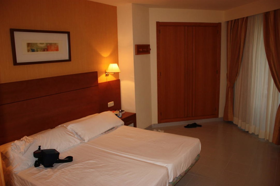 Sehr geräumiges Schlafzimmer Hipotels Bahia Grande
